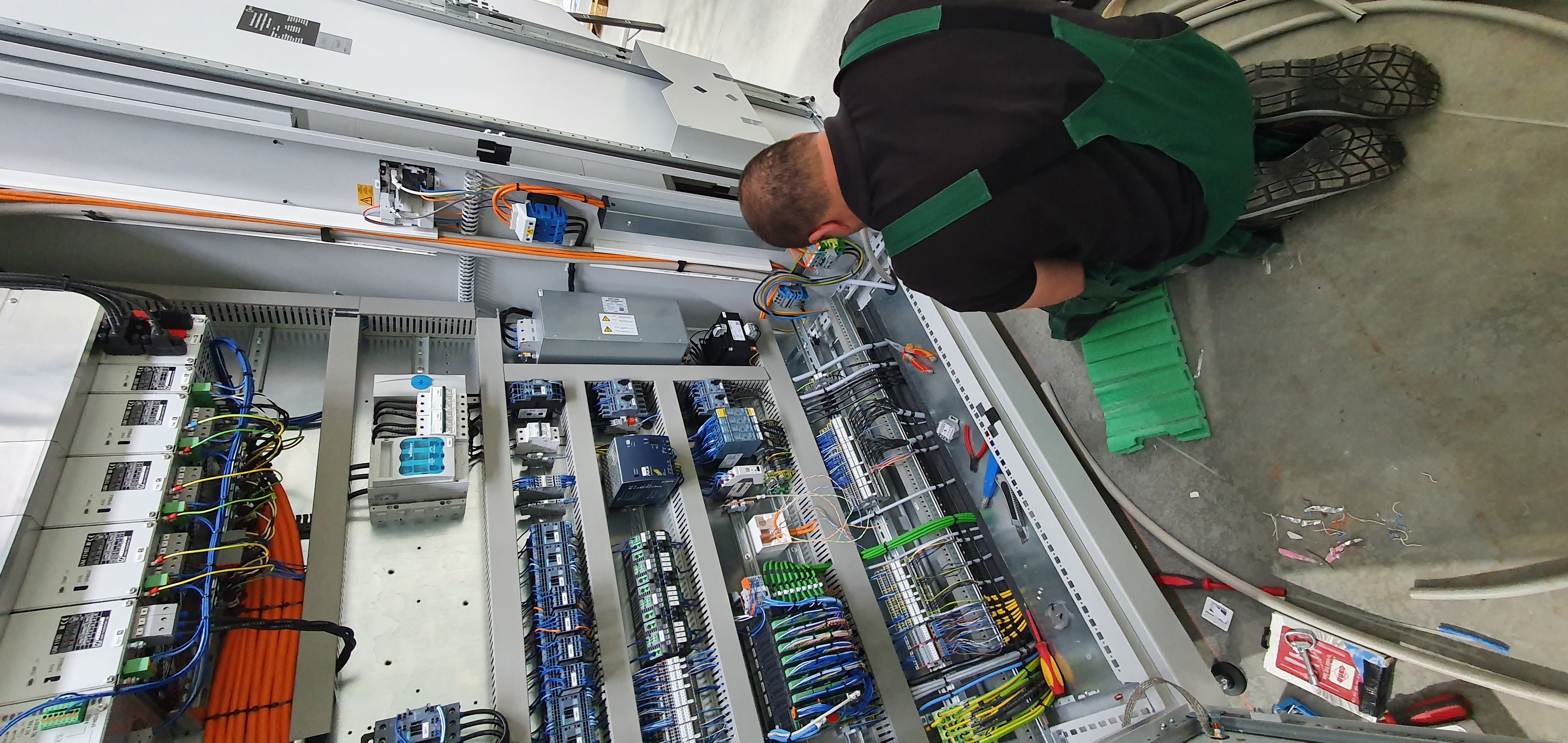Arbeiten an einer Industrieanlage