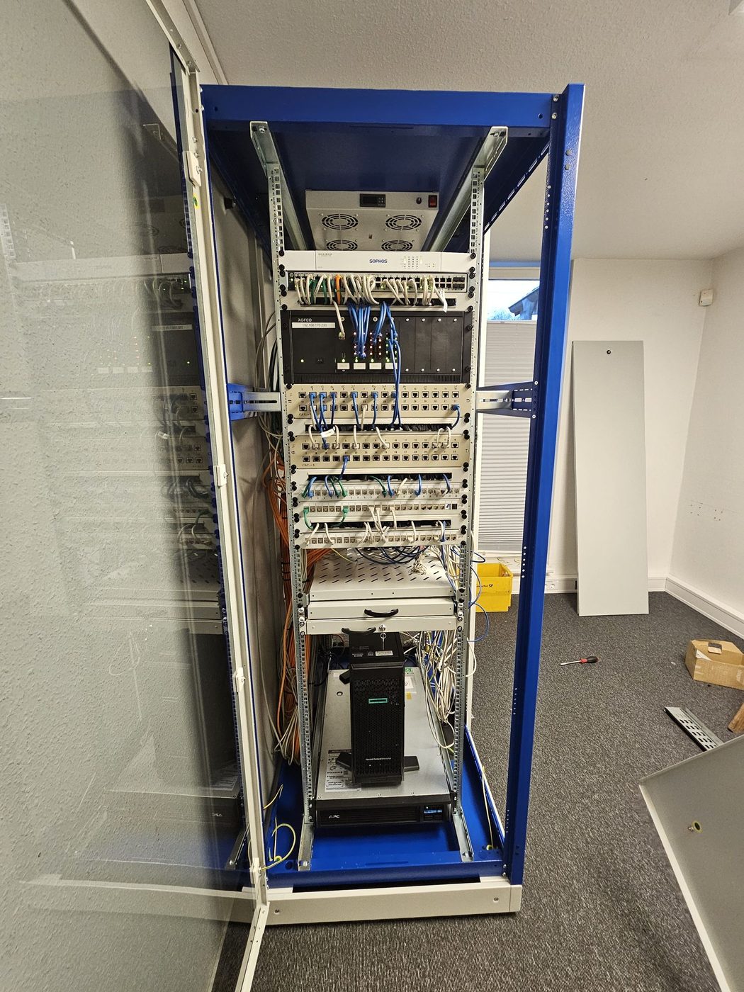 Kommunikationstechnik im Netzwerkschrank