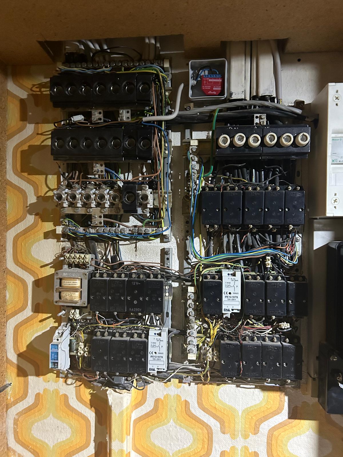 Alte Elektroverteilung vor der Modernisierung